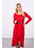 Šaty s ozdobným páskem a červeným nápisem