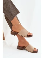 Dámské nazouváky na plochém podpatku se zlatými přezkami Béžové model 21919209 - EVENTO