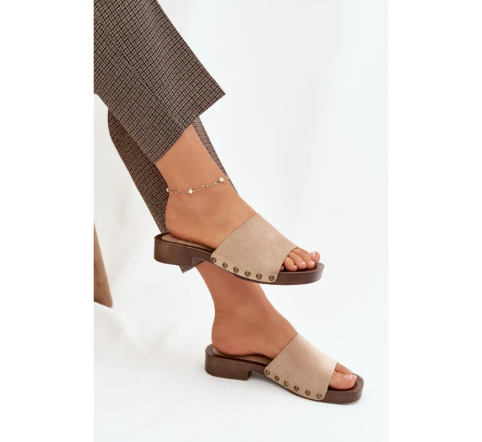 Dámské nazouváky na plochém podpatku se zlatými přezkami Béžové model 21919209 - EVENTO