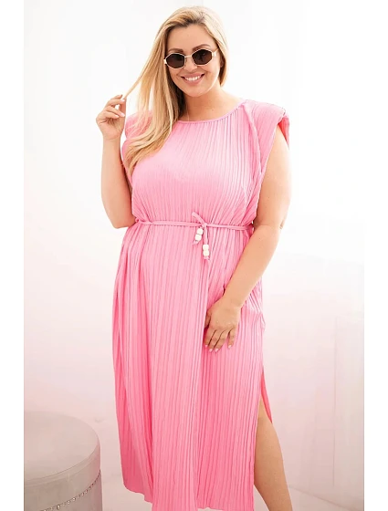 Dámské šaty plus size z viskózy, plisované s vázáním světle růžová Dámské šaty plus size z viskózy, plisované s vázáním světle růžová