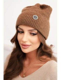 Dámská zimní čepice model 21441764 s ozdobným knoflíkem světlá hnědá - K-Fashion