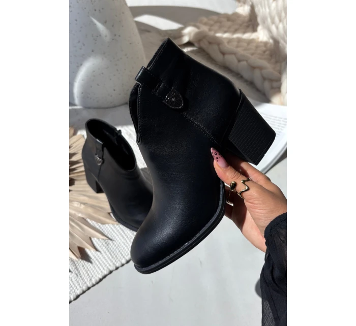 Zateplené dámské kotníkové boty na podpatku z ekokůže černé Talienne