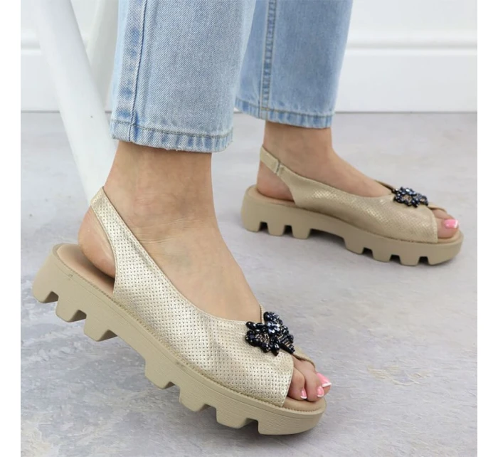 Dámské sandály na platformě perforované zlaté model 21904697 - Potocki Dámské sandály na platformě perforované zlaté model 21904697 - Potocki