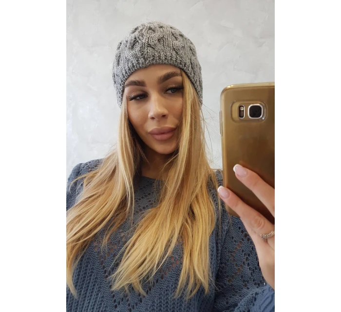 Fleecová čepice tmavě šedá model 18751391 - K-Fashion Fleecová čepice tmavě šedá model 18751391 - K-Fashion