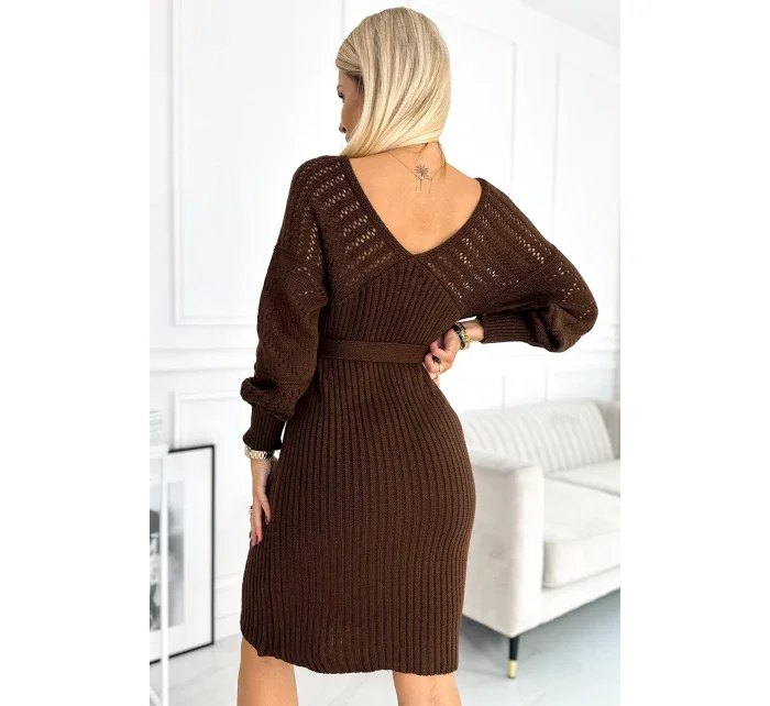 507-3 Ažurové svetrové šaty s výstřihem a vázáním - CHOCOLATE