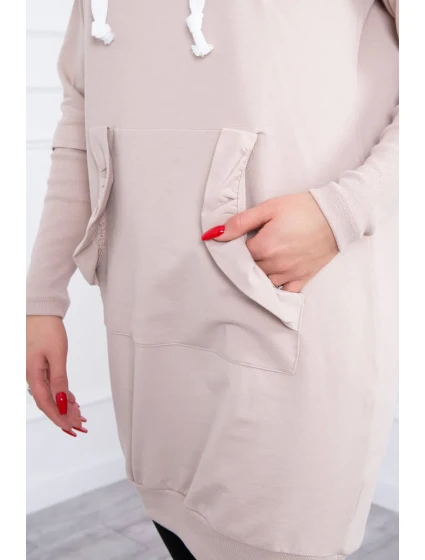 Šaty s ozdobnými volánky a kapucí béžové barvy Šaty s ozdobnými volánky a kapucí béžové barvy