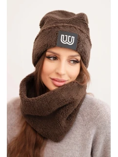 Dámský model 21495009 komplet čepice a nákrčník s ozdobnou nášivkou hnědý - K-Fashion
