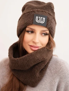 Dámský model 21495009 komplet čepice a nákrčník s ozdobnou nášivkou hnědý - K-Fashion