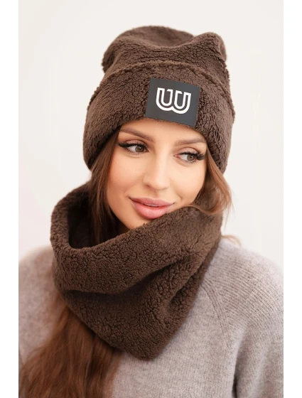 Dámský model 21495009 komplet čepice a nákrčník s ozdobnou nášivkou hnědý - K-Fashion