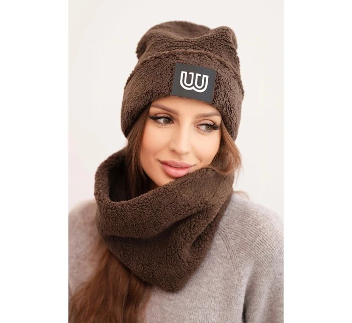 Dámský model 21495009 komplet čepice a nákrčník s ozdobnou nášivkou hnědý - K-Fashion