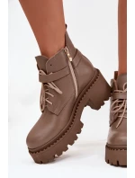 Kožené dámské kotníkové boty na klínu s ozdobným páskem zateplené model 21710528 tmavě béžové - Zazoo