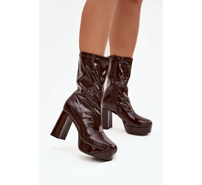 Dámské lakované boty Calvessa – čokoládové, na platformě a sloupkovém podpatku Dámské lakované boty Calvessa – čokoládové, na platformě a sloupkovém podpatku