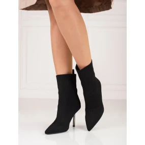 Krásné dámské černé  kotníčkové boty na jehlovém podpatku