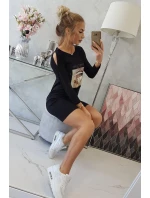 Šaty s potiskem model 18744174 černé - K-Fashion Šaty s potiskem model 18744174 černé - K-Fashion