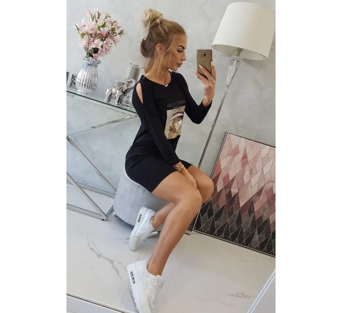 Šaty s potiskem model 18744174 černé - K-Fashion Šaty s potiskem model 18744174 černé - K-Fashion