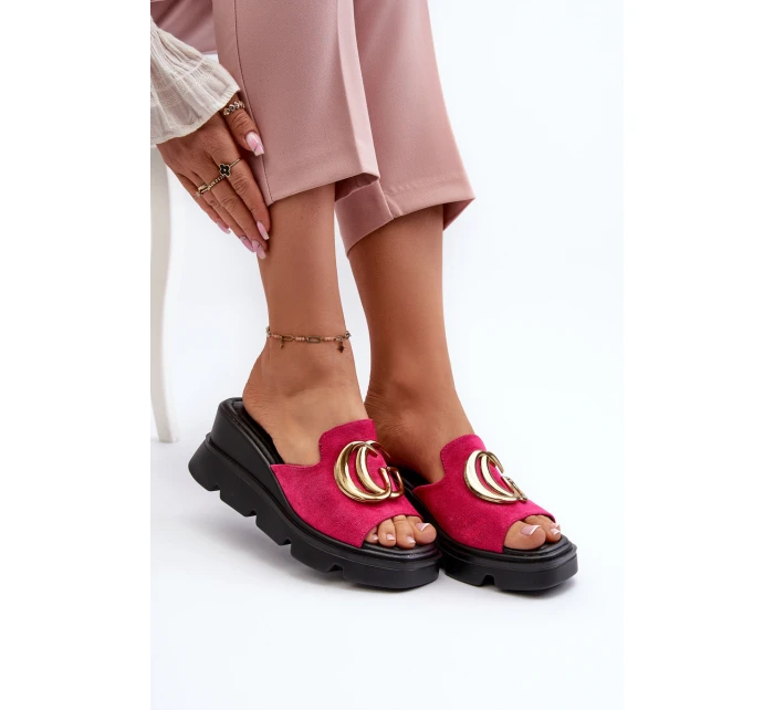 Dámské Sandály Z Eko Semiše Na Klínu A Platformě Se Zlatou Dekorací model 21658344 Fuchsie - VINCEZA Dámské Sandály Z Eko Semiše Na Klínu A Platformě Se Zlatou Dekorací model 21658344 Fuchsie - VINCEZA