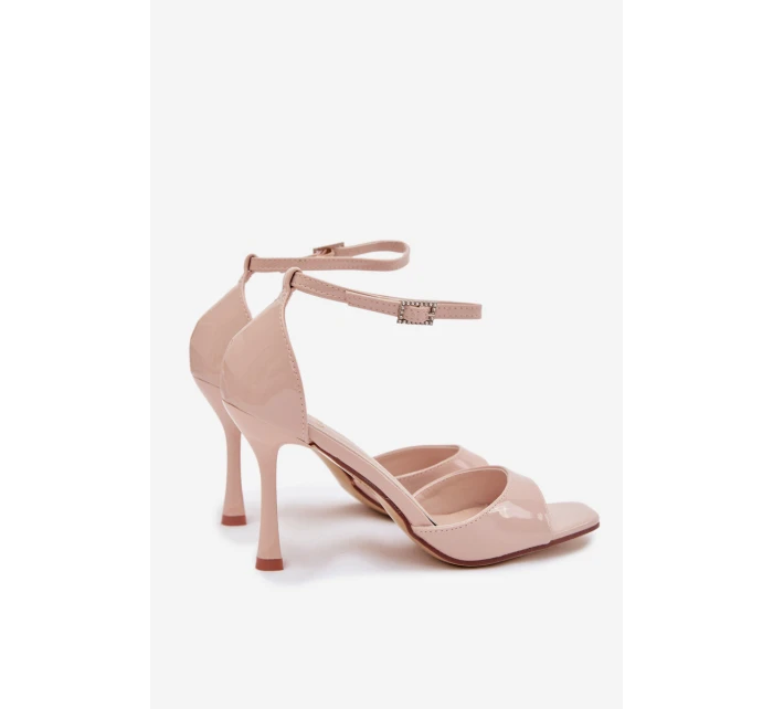 Lakované sandály na jehlovém podpatku béžové model 21788223 - Boto