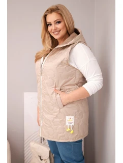 Dámská vesta Plus Size s kapucí a prošíváním v model 21959104 tmavě béžová - K-Fashion
