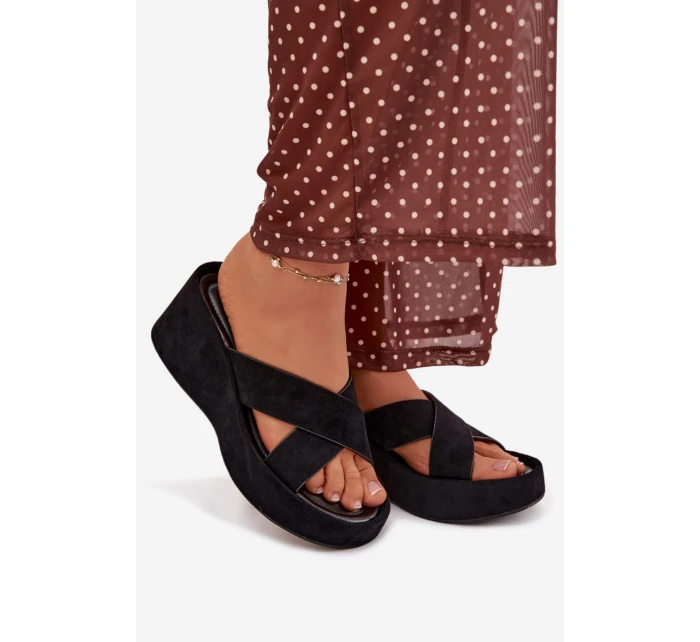 Dámské pantofle na platformě z eko semiše černé model 21919314 - Boto