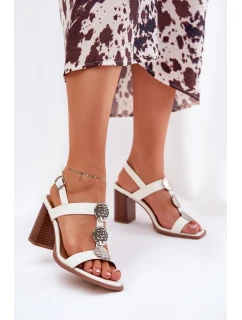 Dámské sandály na podpatku s ozdobným páskem bílé model 21687244 - Boto