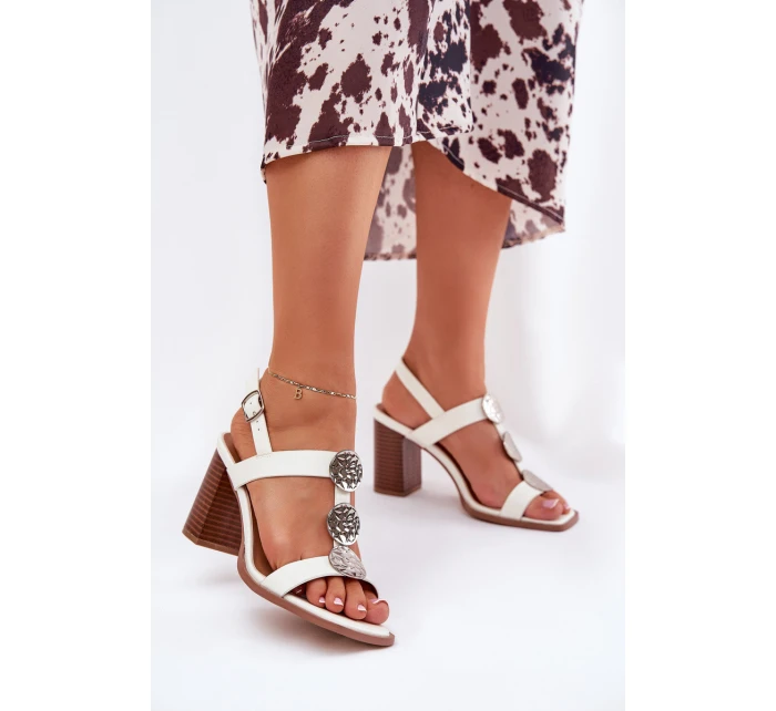 Dámské sandály na podpatku s ozdobným páskem bílé model 21687244 - Boto