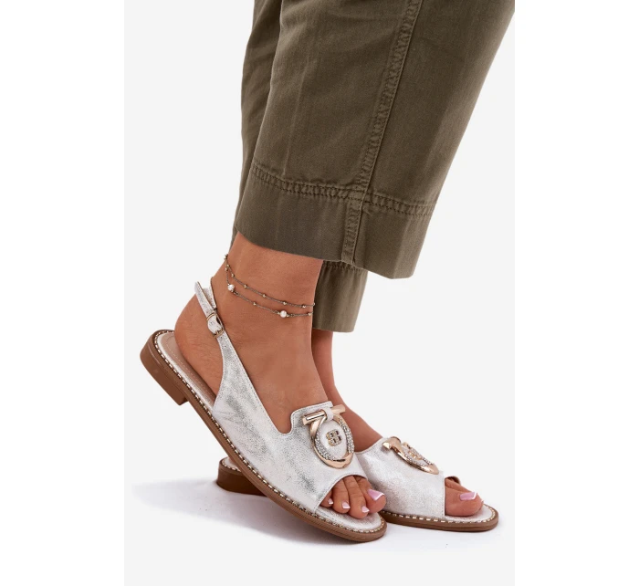 Elegantní sandály s ozdobou na plochém podpatku model 21698192 stříbrné - S.Barski Elegantní sandály s ozdobou na plochém podpatku model 21698192 stříbrné - S.Barski