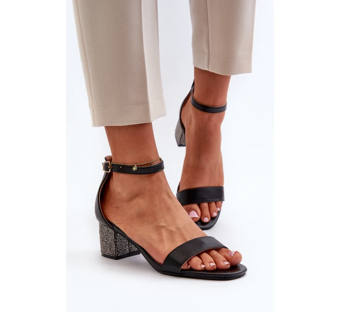 Dámské sandály z eko kůže na zdobeném podpatku černé Wiatalia Dámské sandály z eko kůže na zdobeném podpatku černé Wiatalia