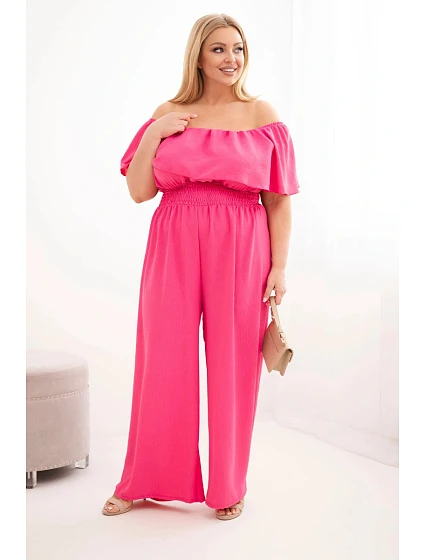Dámský overal plus size s odhalenými model 22092408 volánem a širokými nohavicemi růžový - K-Fashion