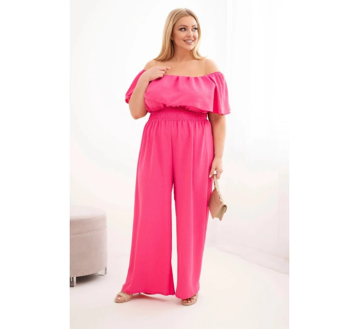 Dámský overal plus size s odhalenými rameny, volánem a širokými nohavicemi růžový
