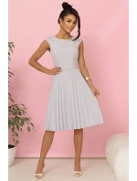 LILA Plisované šaty s krátkými rukávy a páskem model 21215937 - numoco LILA Plisované šaty s krátkými rukávy a páskem model 21215937 - numoco