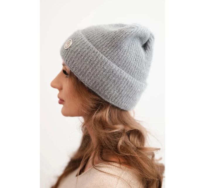 Dámská zimní čepice model 21441800 s ozdobným knoflíkem tmavě šedá - K-Fashion Dámská zimní čepice model 21441800 s ozdobným knoflíkem tmavě šedá - K-Fashion