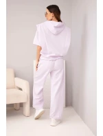 Dámský komplet model 22022727 mikina s kapucí a volné kalhoty se zavazováním světle fialová - K-Fashion Dámský komplet model 22022727 mikina s kapucí a volné kalhoty se zavazováním světle fialová - K-Fashion