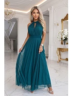 Elegantní večerní maxi šaty s výstřihem, tylem a zavazováním v pase – zelené model 22285998 - numoco basic Elegantní večerní maxi šaty s výstřihem, tylem a zavazováním v pase – zelené model 22285998 - numoco basic