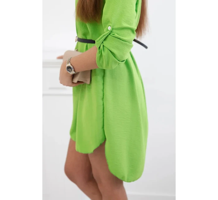 Šaty s delšími zády a pásem jasně zelená