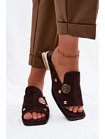 Semišové pantofle s zlatými ozdobami D&A model 22100293 Čokoládové - S.Barski Semišové pantofle s zlatými ozdobami D&A model 22100293 Čokoládové - S.Barski