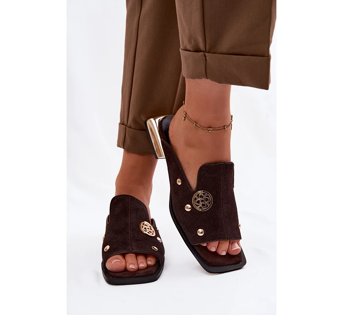 Semišové pantofle s zlatými ozdobami D&A model 22100293 Čokoládové - S.Barski Semišové pantofle s zlatými ozdobami D&A model 22100293 Čokoládové - S.Barski