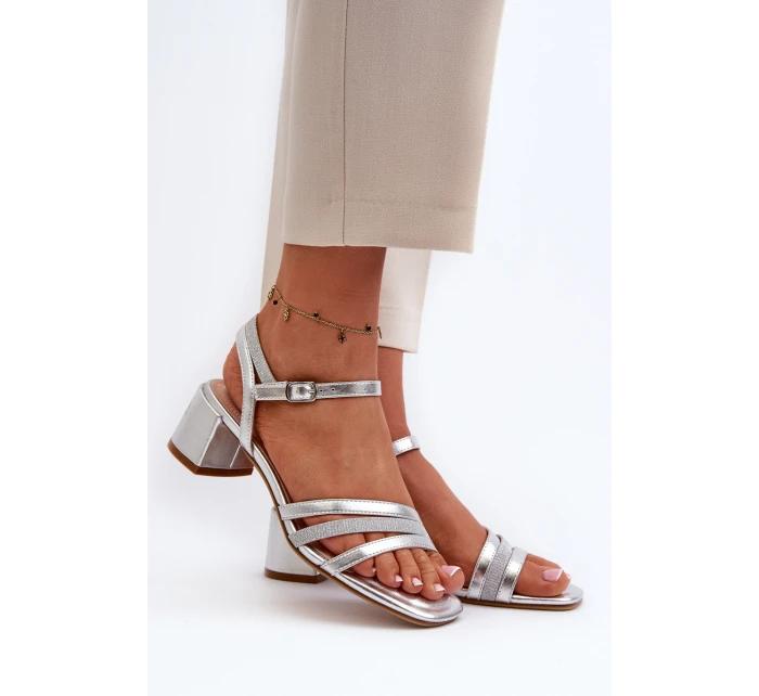 Dámské sandály na nízkém podpatku z ekokůže model 21656597 stříbrné - SERGIO LEONE