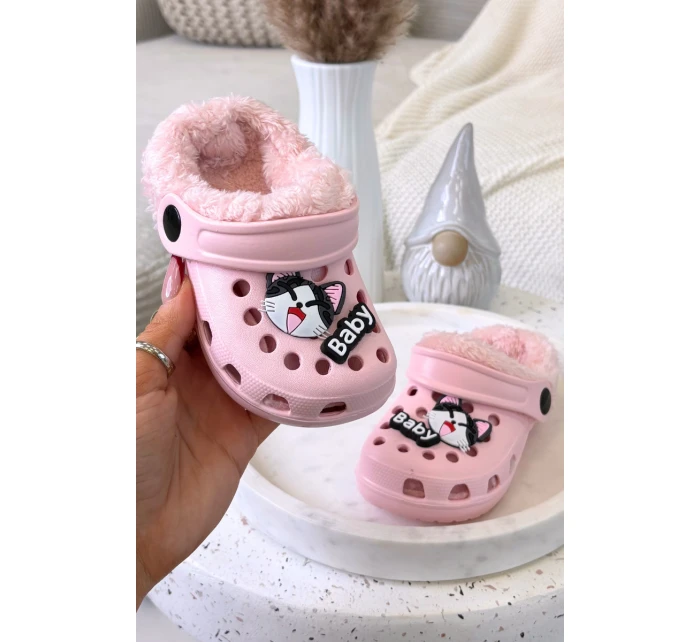 Dětské pěnové pantofle zateplené kožíškem s ozdobnými připínkami – růžové