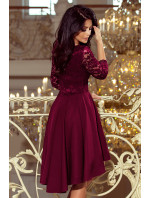 Dámské šaty ve barvě s delším zadním dílem a krajkovým výstřihem model 16253922 - numoco