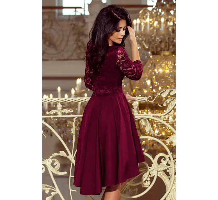 NICOLLE - Dámské šaty ve švestkové barvě s delším zadním dílem a krajkovým výstřihem 210-13