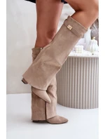 Dámské kozačky na podpatku s vyhrnutou holení Evyra – béžové, eko semiš Dámské kozačky na podpatku s vyhrnutou holení Evyra – béžové, eko semiš