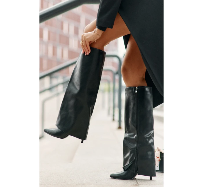 Zateplené kozačky na jehlovém podpatku s ohrnutým svrškem černé model 21677862 - Boto