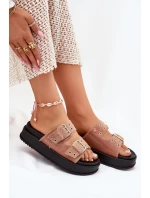 Dámské Pantofle Se Zlatými Přezkami Na Platformě Béžové model 21699298 - Boto Dámské Pantofle Se Zlatými Přezkami Na Platformě Béžové model 21699298 - Boto