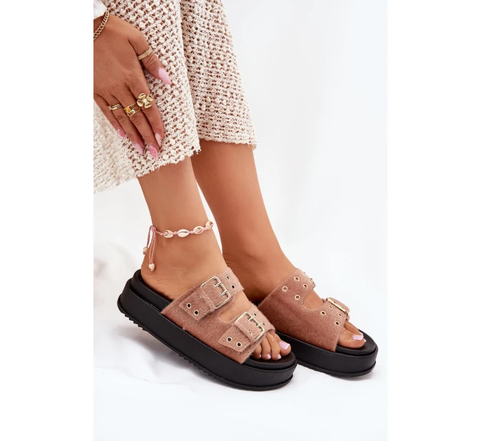 Dámské Pantofle Se Zlatými Přezkami Na Platformě Béžové model 21699298 - Boto Dámské Pantofle Se Zlatými Přezkami Na Platformě Béžové model 21699298 - Boto