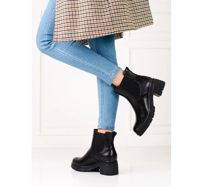 Jedinečné černé dámské  kotníčkové boty na širokém podpatku