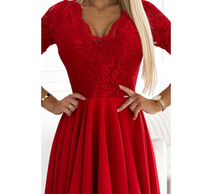 Červené dámské šaty s krajkovým výstřihem a delším zadním dílem model 19147973 - numoco