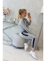 Šedá pruhovaná sportovní souprava Šedá pruhovaná sportovní souprava