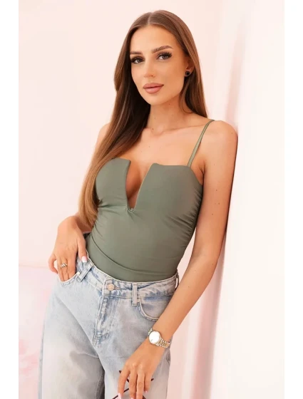 Dámská halenka s body bez model 21083134 volánky a výstřihem do V světle khaki - K-Fashion Dámská halenka s body bez model 21083134 volánky a výstřihem do V světle khaki - K-Fashion