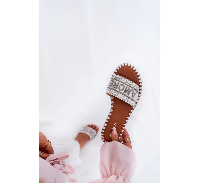 Dámské Pantofle Na Plochém Podpatku Se Zdobením Bílé Dorfedi Dámské Pantofle Na Plochém Podpatku Se Zdobením Bílé Dorfedi