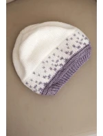 Dámská zimní čepice z vlny s geometrickým vzorem K477 bílá + fialová Dámská zimní čepice z vlny s geometrickým vzorem K477 bílá + fialová
